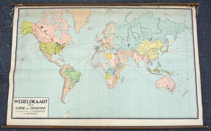 Een oude didactische wereldkaart.