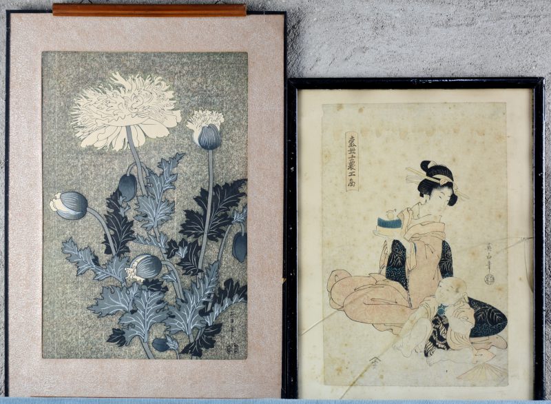 “Geisha met kind” & “Pioenroos”. Twee oude ingekleurde Japanse houtsneden. Beide gesigneerd, waarbij de eerste van Otamaro.