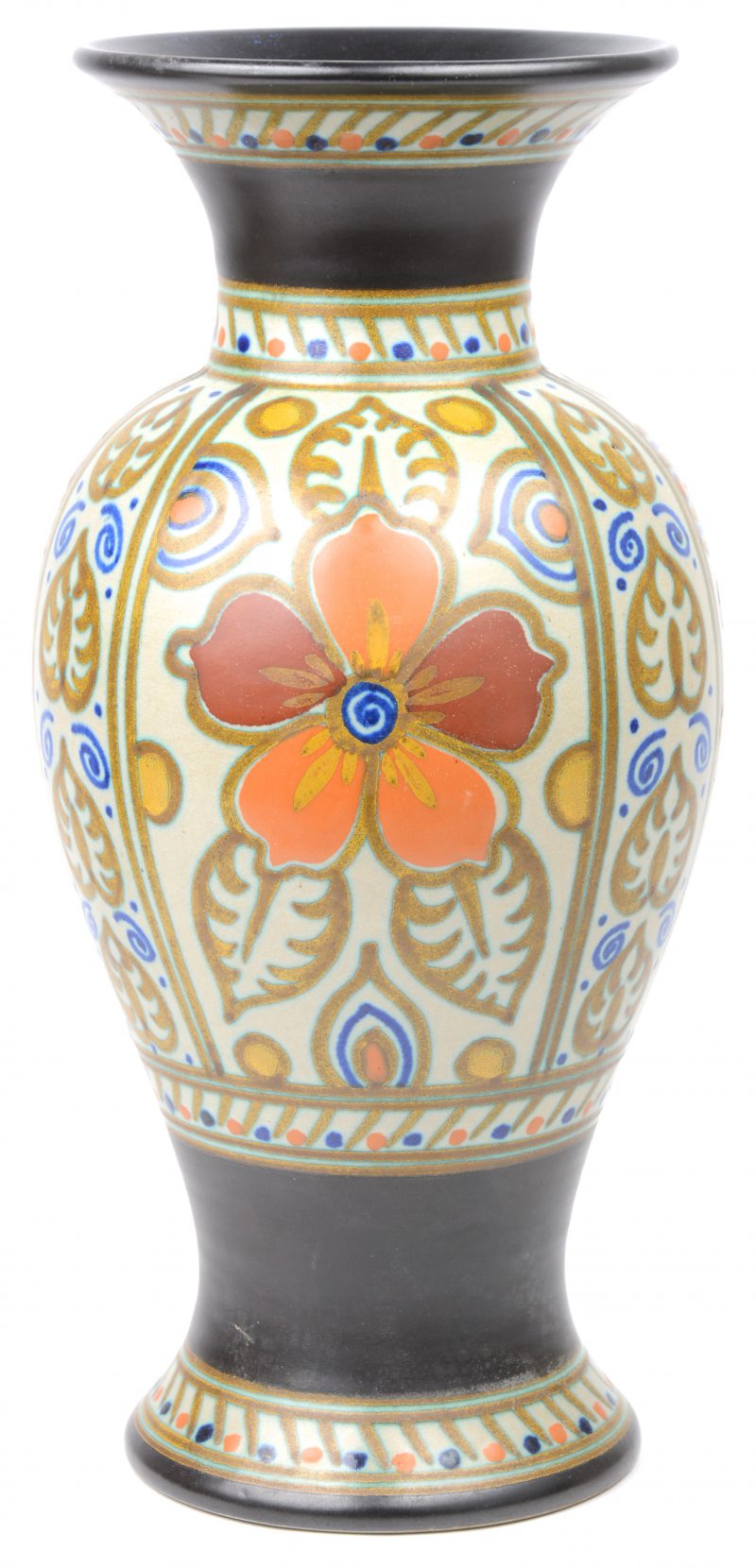 Een vaas van meerkleurig plateel, versierd met een bloemendecor. Decor ‘Hilaire’. Onderaan gemerkt. Gaaf.