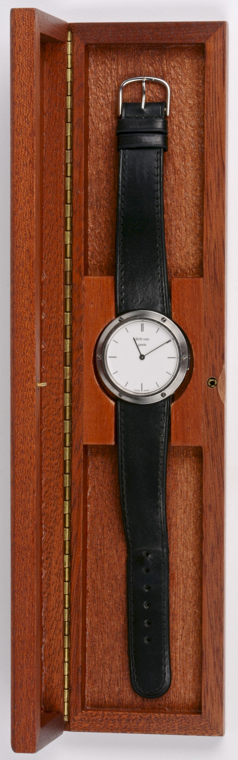 Een roestvrij stalen horloge met lederen polsband in originele doos. Swiss Made.