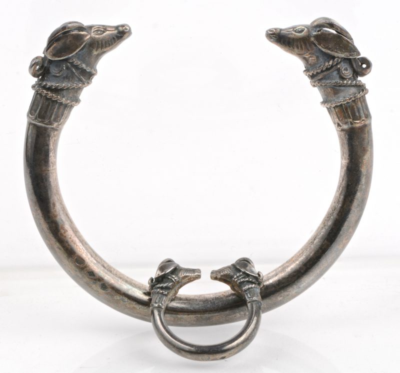 Een ring met bijpassende armband van zilver.