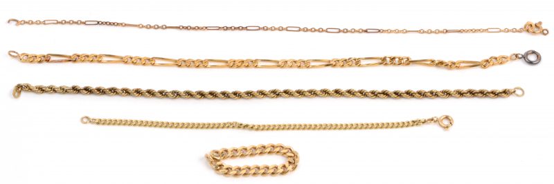 Een 18 karaats geel gouden schakelarmband en ring, we voegen er twee te herstellen schakelarmbanden van 18 karaat aan toe en één 14 karaats geel gouden gedraaide armband.