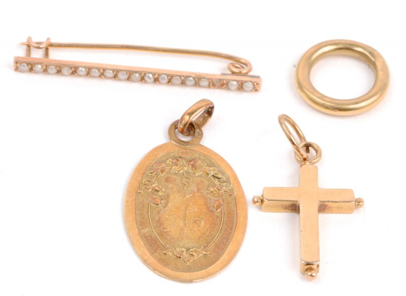 Een 18 karaats geel gouden broche bezet met pareltje (één ontbreekt), twee hangers waarvan een kruisje en een kleine ring.
