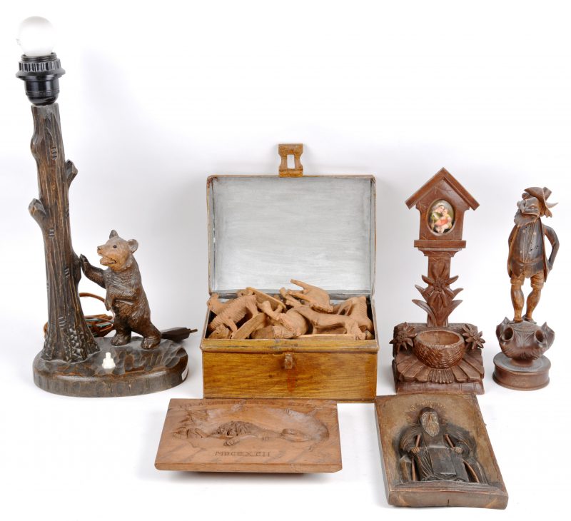 Een lot houtsnijwerk, bestaande uit een lampvoet met een beer, een wijwatervaatje, een pijpenrekje met karikaturaal mannetje, een lot diertjes en twee reliëffen, waarbij een afbeelding van de stervende leeuw van Luzern