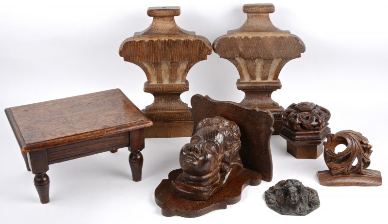 Een lot gebeeldhouwd eikenhout, bestaande uit een wandrekje met engelenkopje, een klein tafeltje en enkele meubelornamenten. XVIIIe en XIXe eeuw.