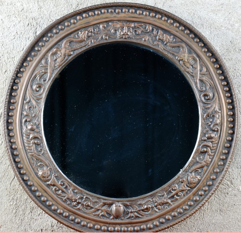 Een gedreven rood koperen spiegel. XIXe eeuw.
