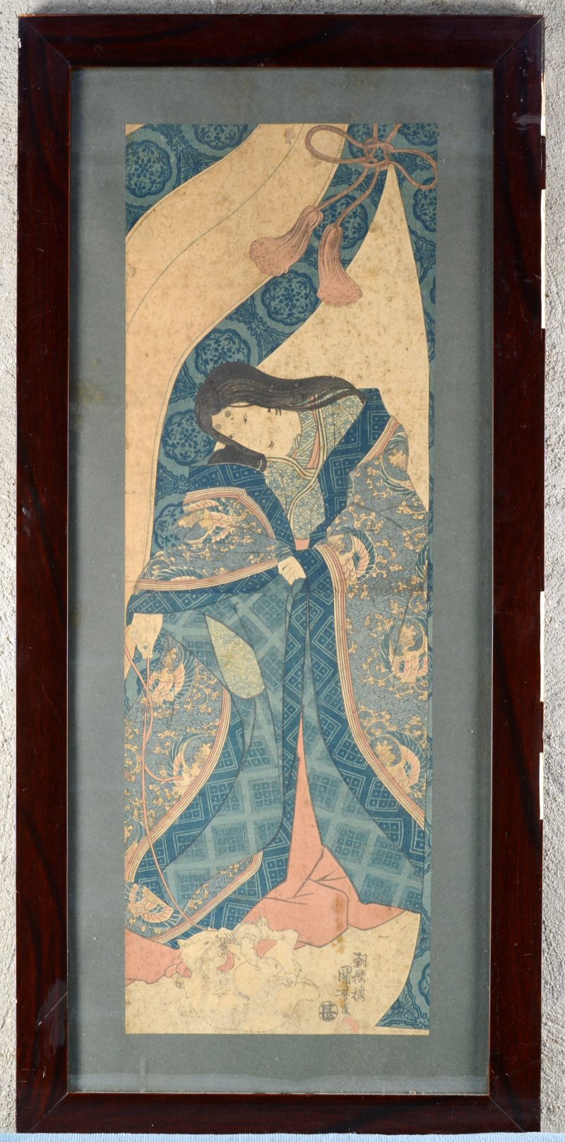 “Vrouw met kat”. Een ingekleurde Japanse houtsnede. Gesigneerd. XIXe eeuw.
