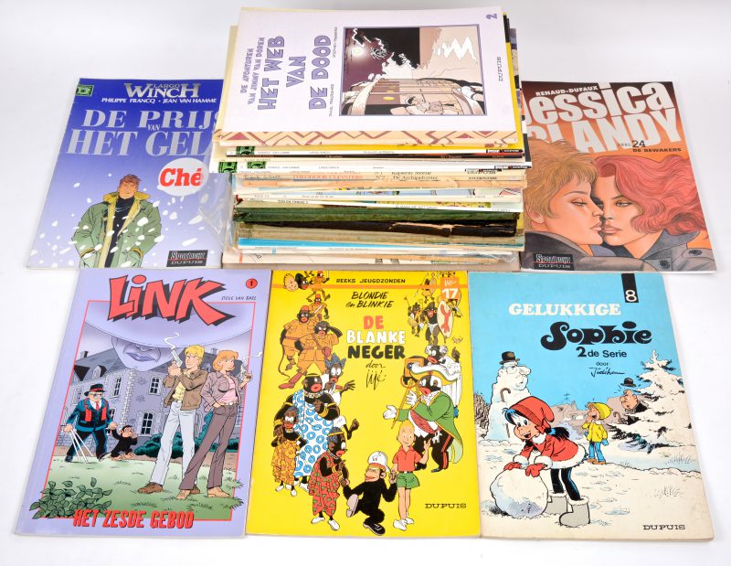 Een lot van 36 strips, waaronder een eerste uitgave van ‘De Zwarte hoeden’ van ‘Robbedoes en Kwabbernoot’, een album van ‘Jan Kordaat’ en één van ‘Baden Powell’. Verder albums van ‘Buck Danny’, ‘Agent 212’, ‘Theodoor Cleysters’, ‘Largo Winch’, enz.