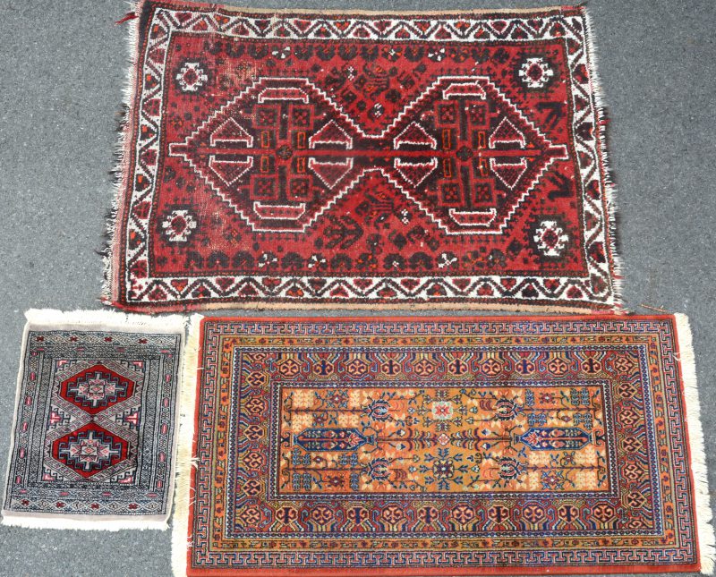 Een lot karpetjes, bestaande uit een Mori bidkleedje, een handgeknoopt Oosters karpet met slijtage en een machinaal geknoopt Belgisch karpet