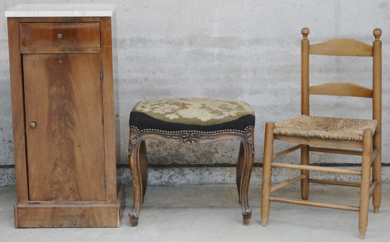 Een lot meubeltjes, bestaande uit een mahoniehouten nachtkastje met marmeren blad, een stoeltje met rieten zit en een voetbankje, bekleed met naaldwerk.