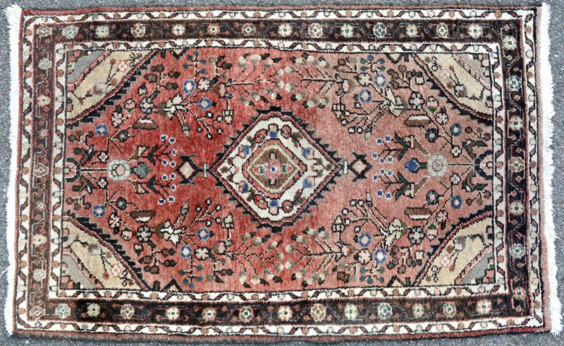 Perzisch tapijt van wol. Handgeknoopt.
