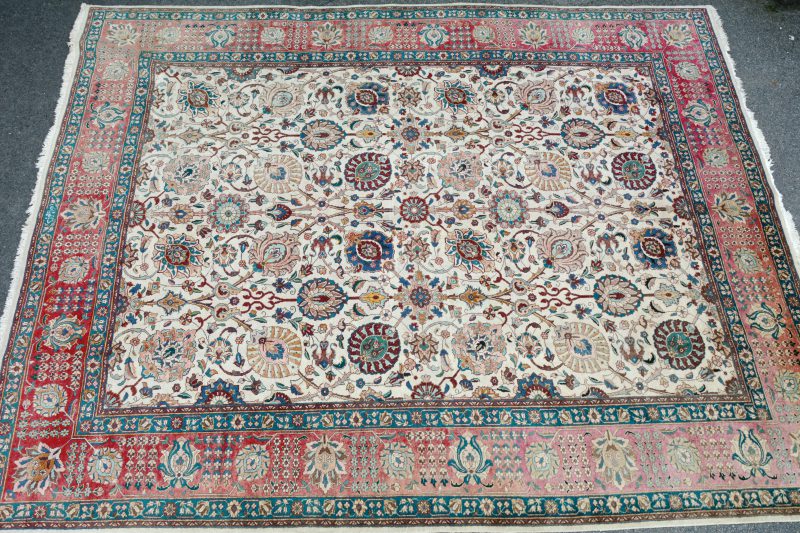 Meshed. Perzisch tapijt van wol. Handgeknoopt.