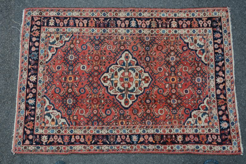 Perzisch karpet van wol met medaillon. Handgeknoopt.