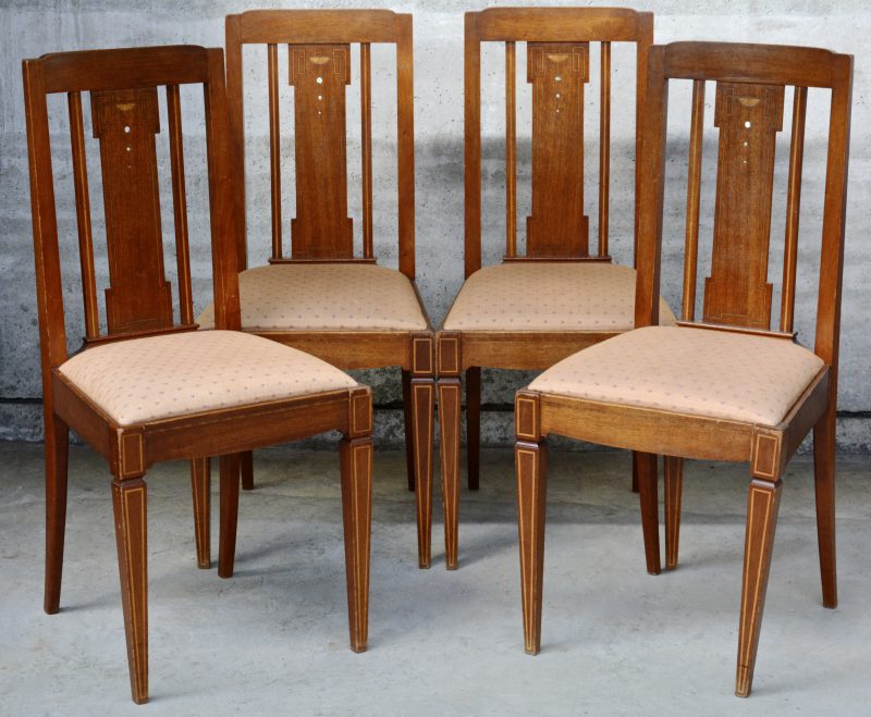 Serie van vier art nouveau stoelen, subtiel ingelegd met parelmoer.