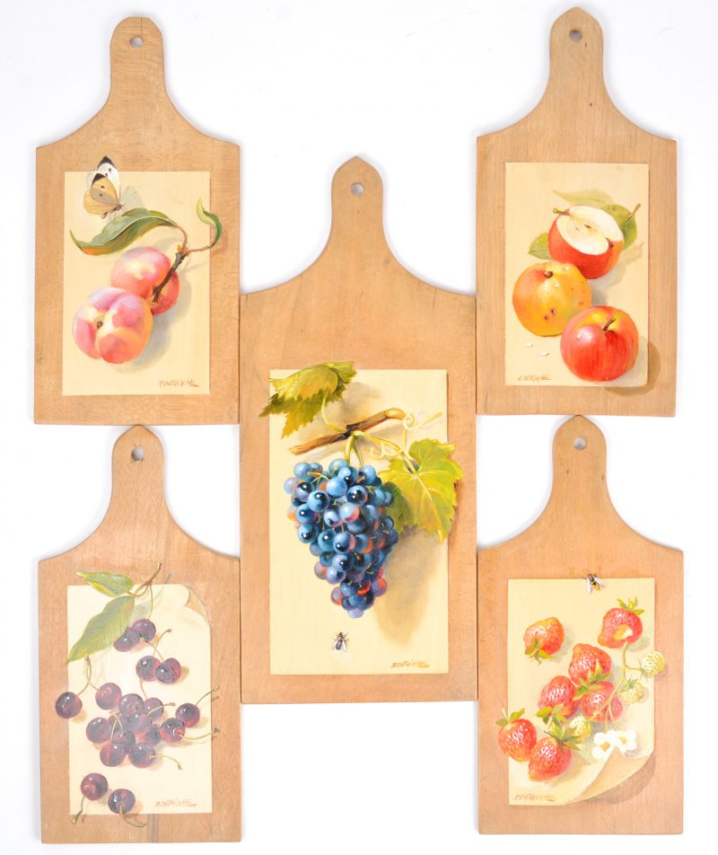 Een lot van vijf schilderijtjes met fruit, uitgevoerd op broodplankjes. Gesigneerd.