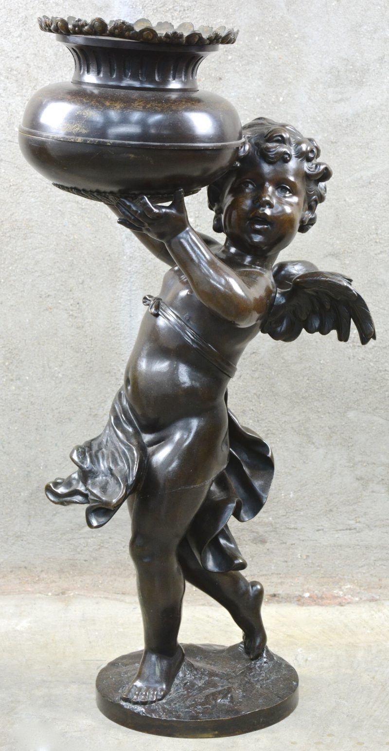 “Amor, een jardinière torsend”. Een bronzen beeld. Frankrijk, eind XIXe eeuw.