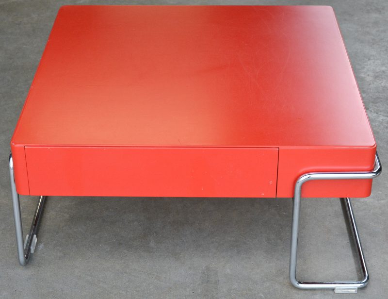 Vierkante salontafel, rood gelakt en met chromen poten.