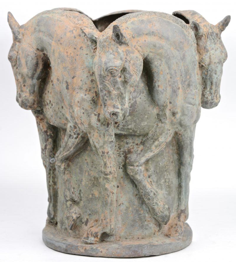 Een bronzen siervaas met hoogreliëfdecor van paarden.