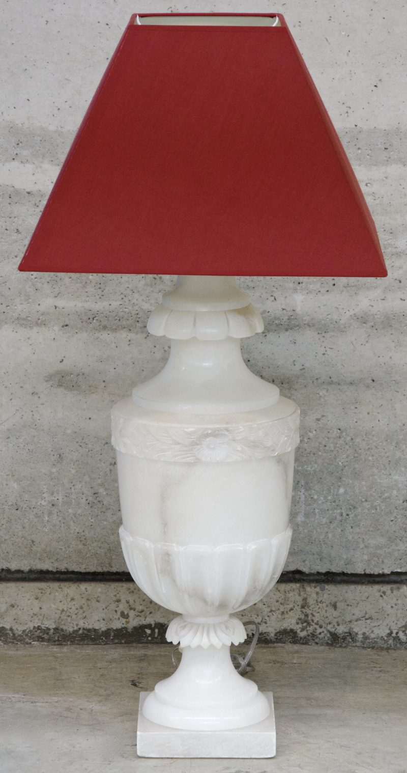 Een lampvoet van albast in de vorm van een vasque.