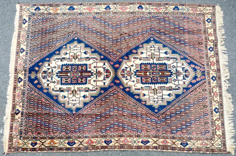 Een Perzische wollen karpet.