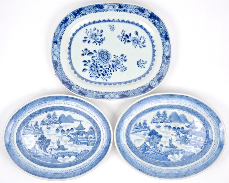 Drie schotels van blauw en wit Chinees porselein, waarvan twee een paar vormen.