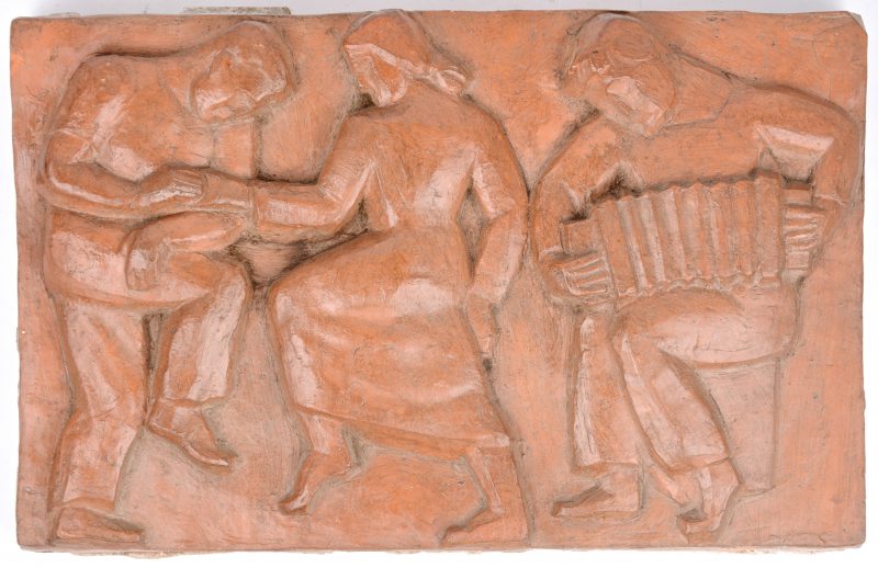 Een bas-reliëf van terracotta met een voorstelling van dansende en musicerende figuren.