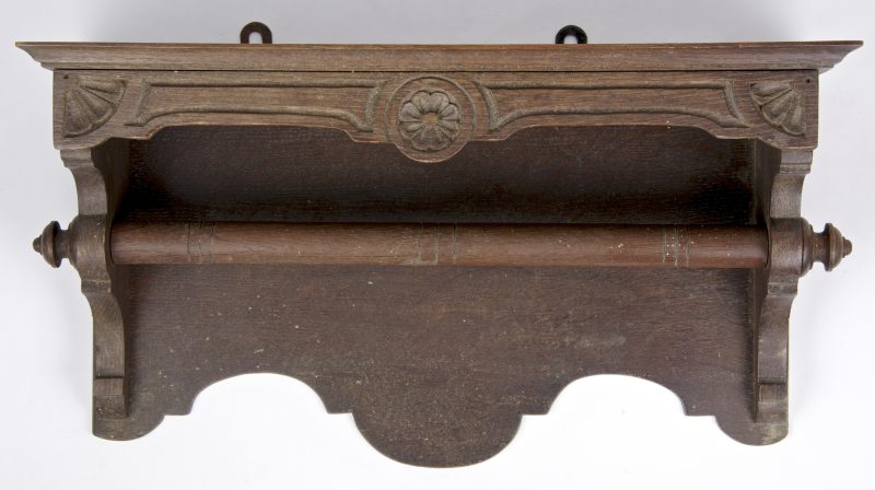 Een gebeeldhouwd houten wandrekje. XIXe eeuw.