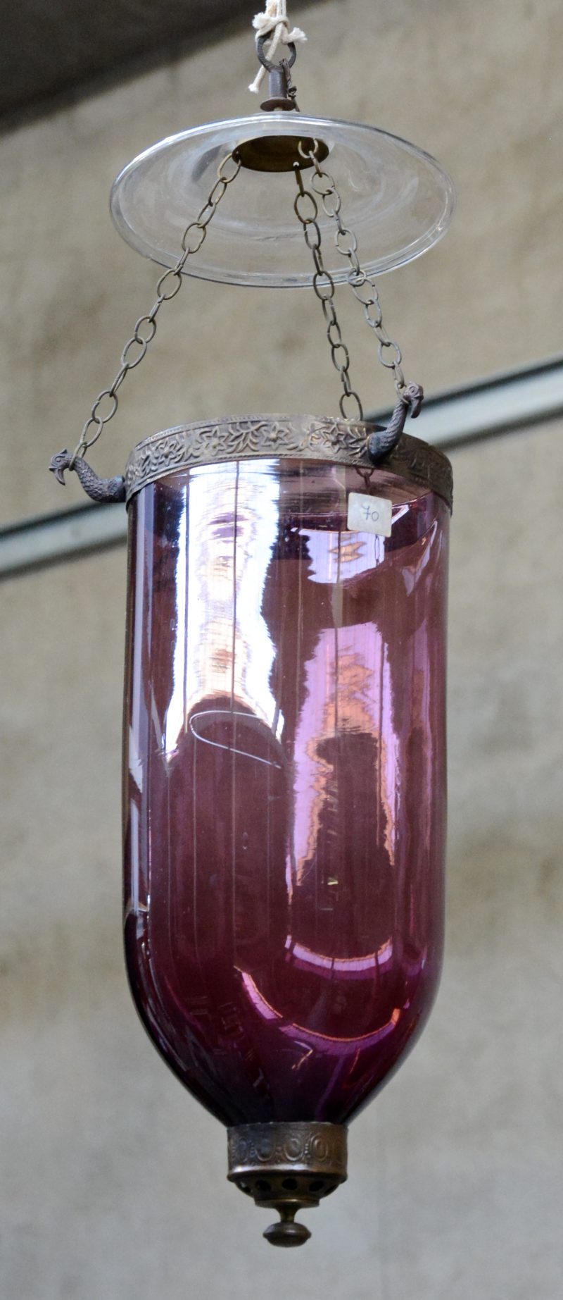 Een kaarsenluchtertje met paars windglas. Omstreeks 1900.