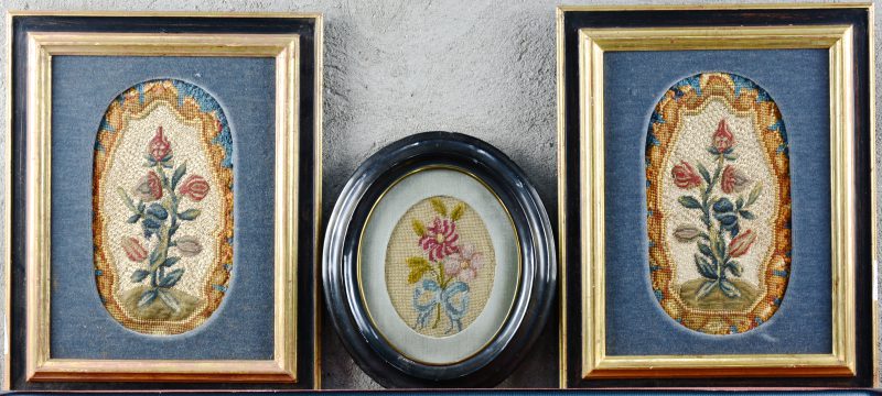 Drie ingekaderde stukken XVIIIe eeuws Frans naaldwerk met bloemen.