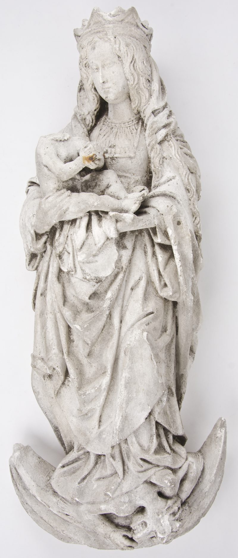 “Madonna met kind”. Een gipsen voorontwerp voor een houten beeldhouwwerk. Antwerpen, XIXe eeuw. Gebruikt als gevelversiering. Hoofd van Christus manco.