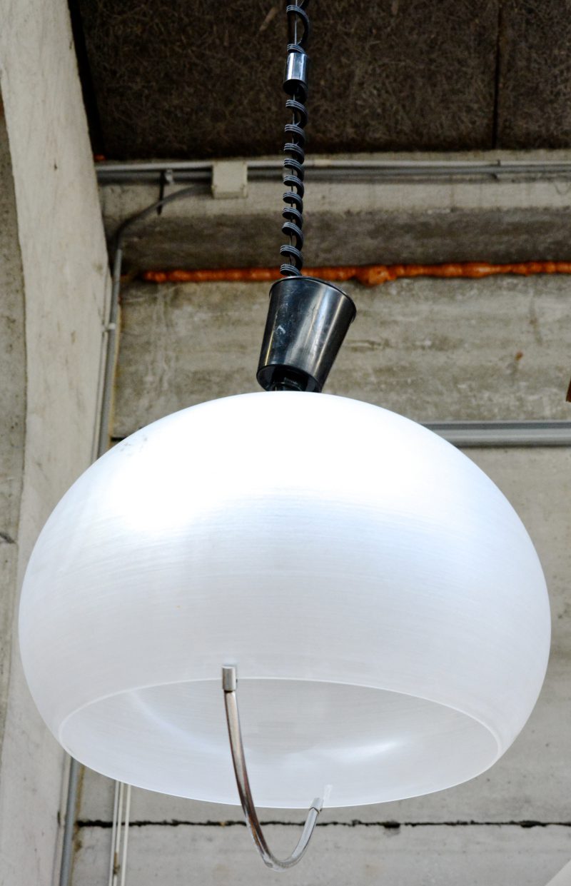 Een Italiaanse designlamp van kuststof en chroom. Gemerkt.