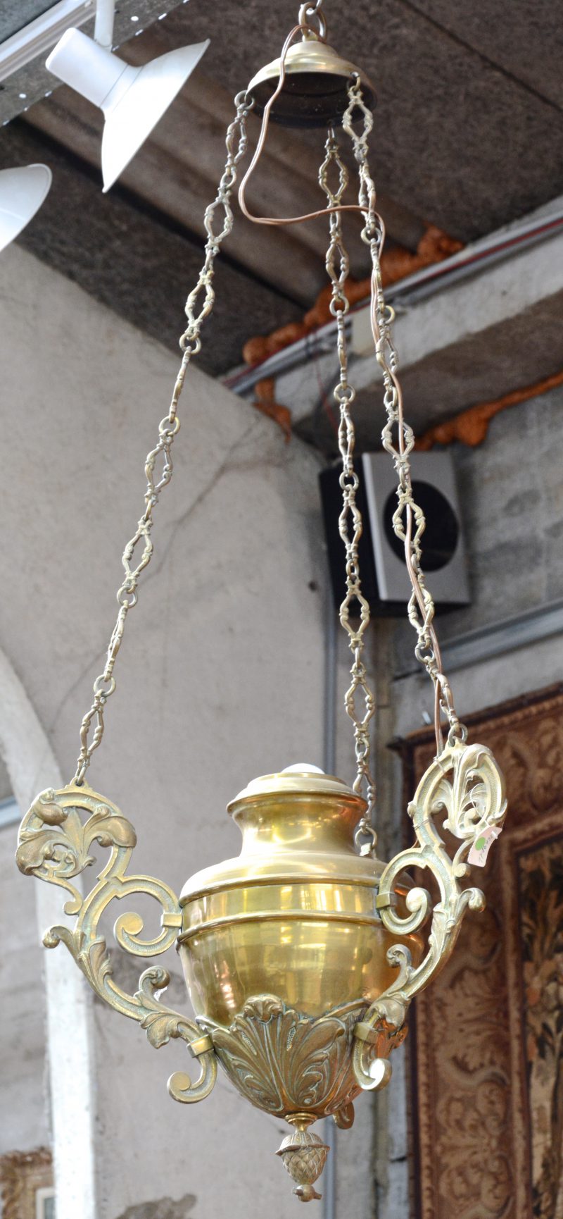 Een grote godslamp van brons en messing. XIXe eeuw.