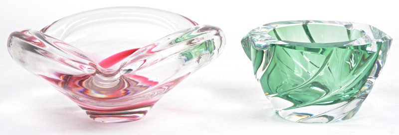 Twee gekleurde kristallen asbakken, waarbij één van Maastricht en van Val St. Lambert.