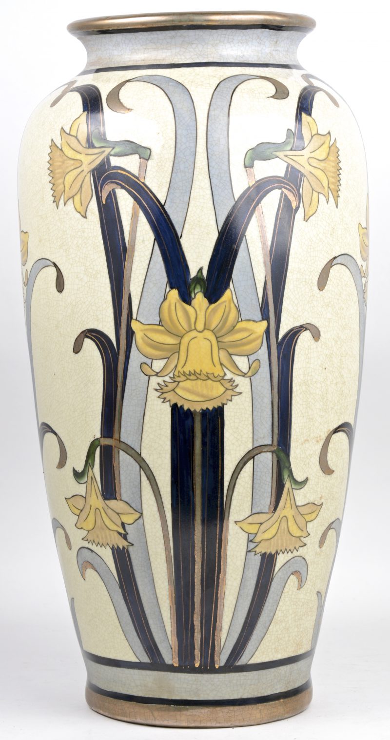 Een art nouveau vaas van aardewerk met een meerkleurig decor van narcissen. Gesigneerd ‘G. Fieravino’