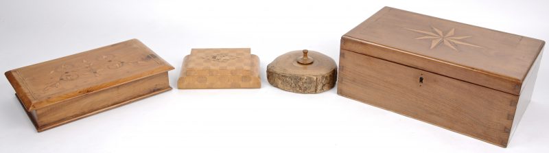 En lot van vier verschillende houten doosjes, waarbij een sigarendoos en een sigarettendoos.