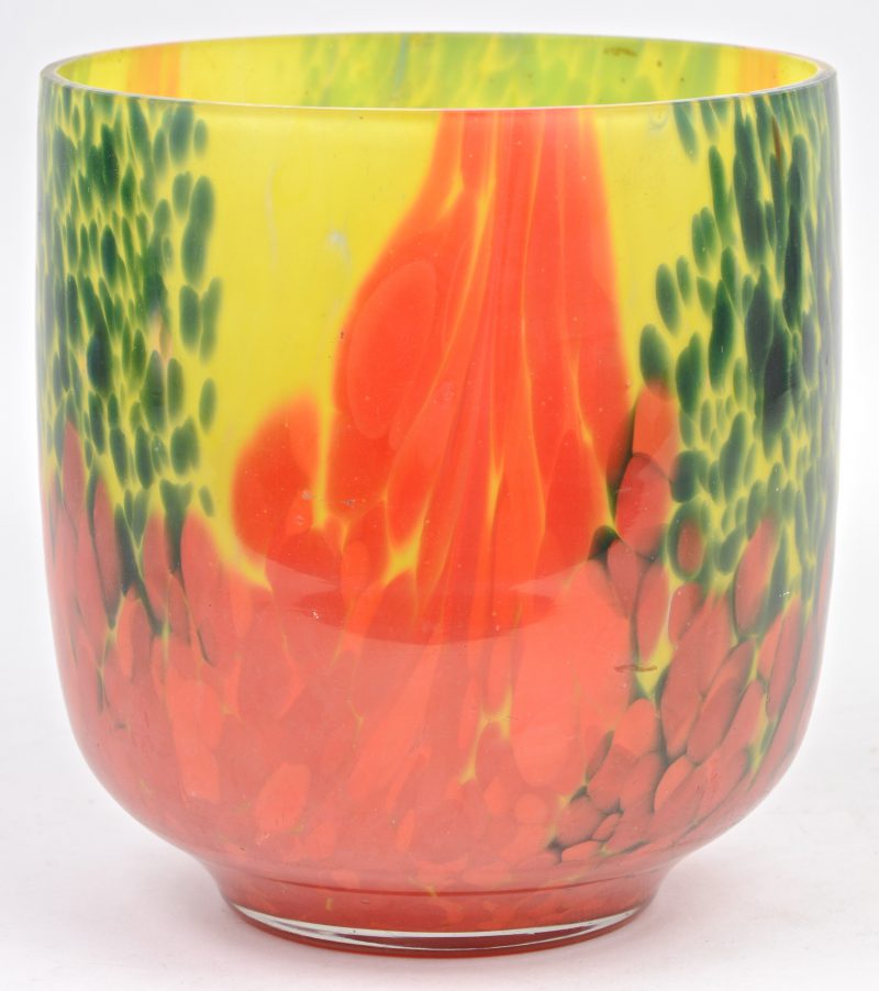 Een art deco vaas van gekleurd glas.