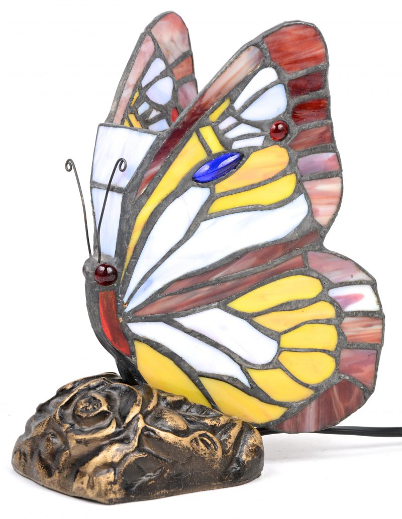Een lampje in de vorm van een vlinder van gekleurd glas.