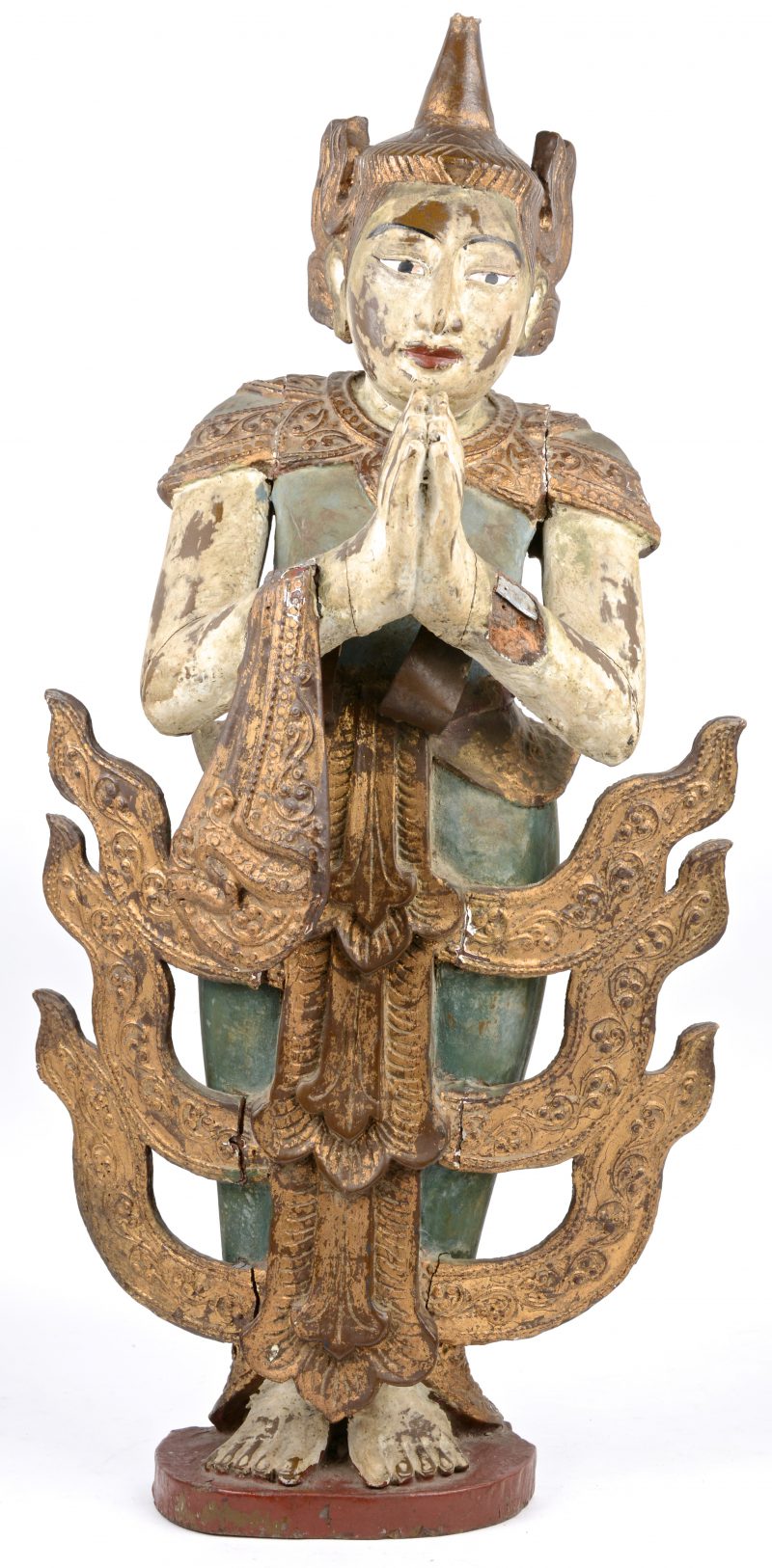 Een polychroom houten beeld van een Thaise tempelwachter