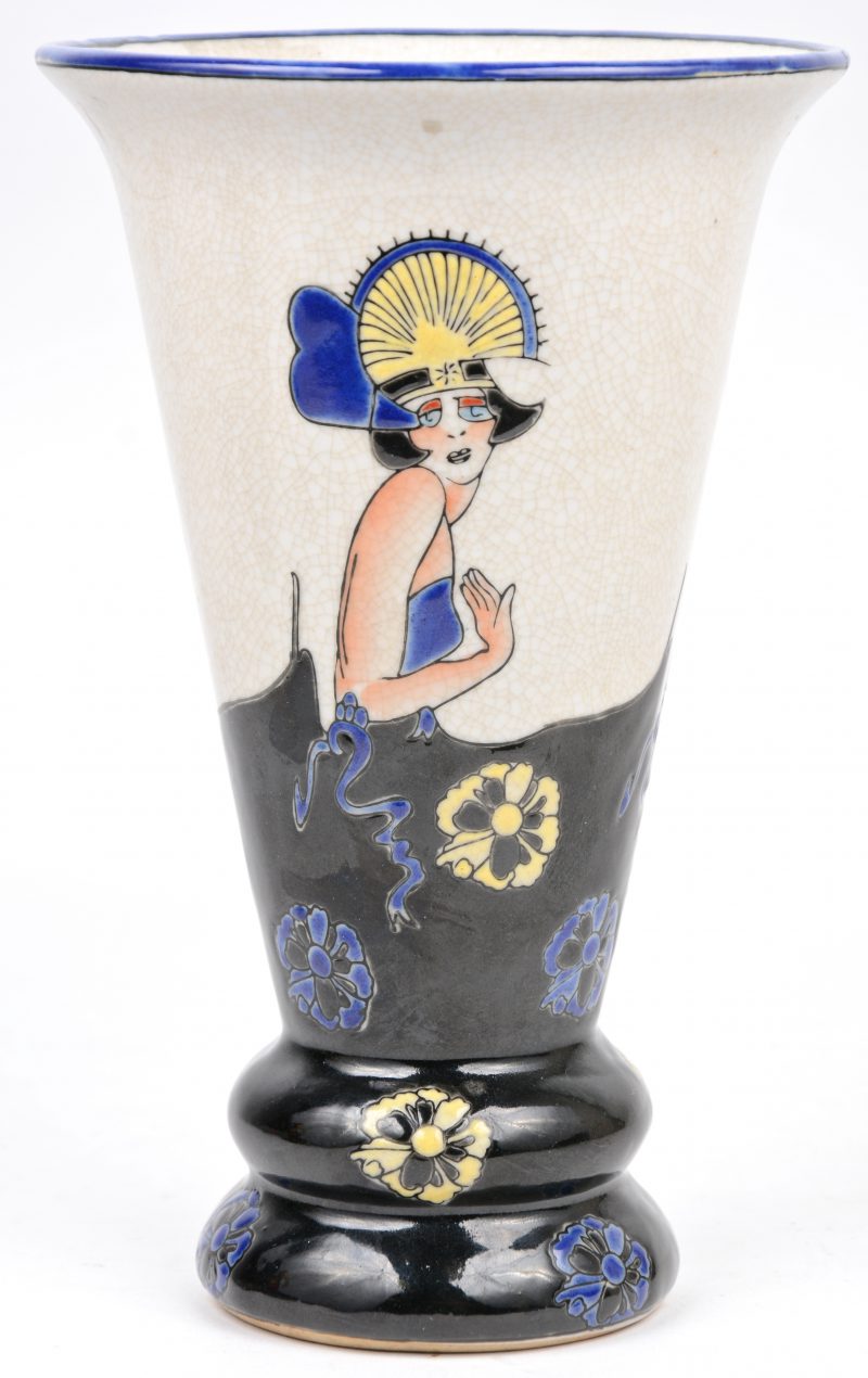 Een crackleware art nouveau vaas met een vrouwenfiguur.