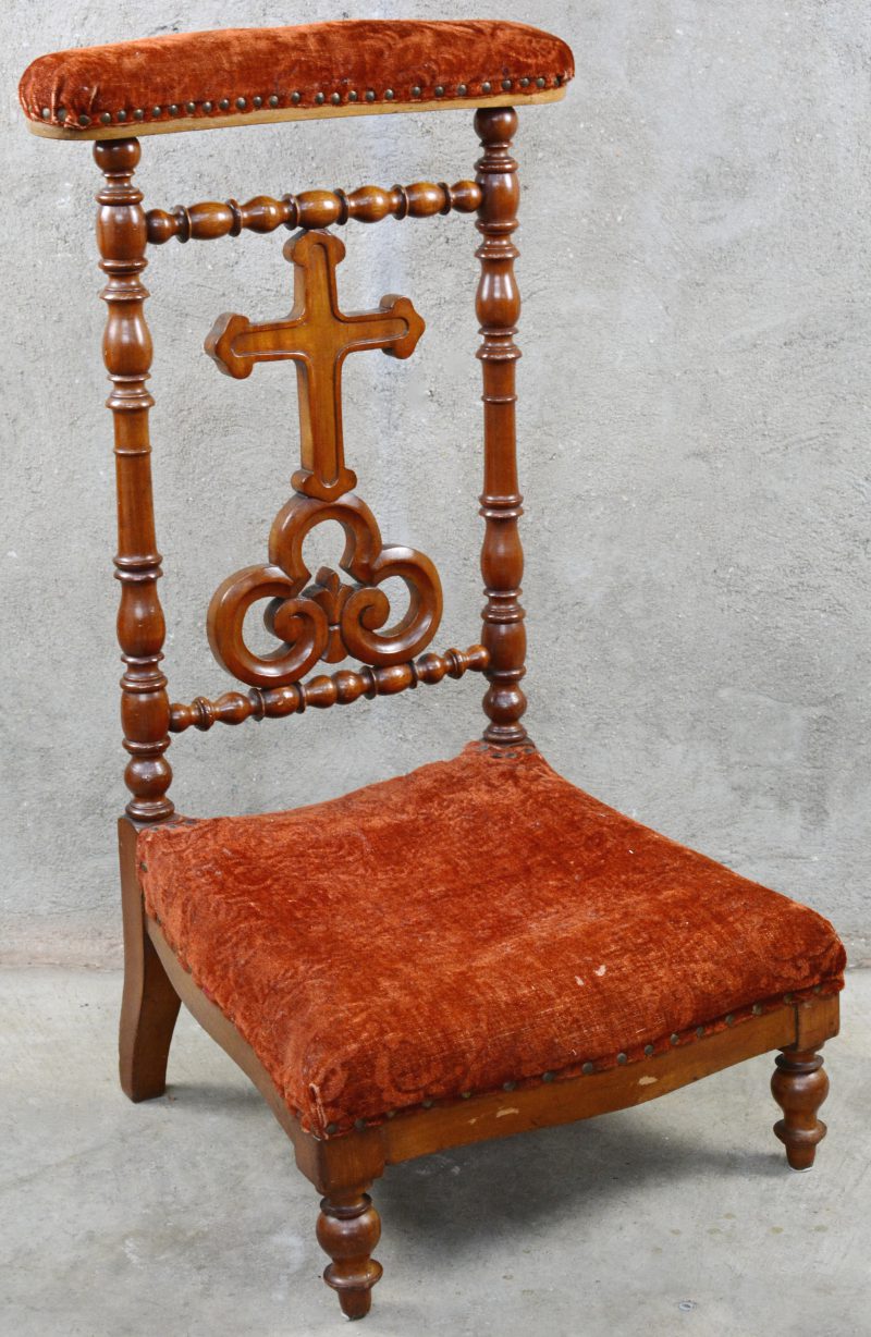 Een gedraaid notenhouten kerkstoel.