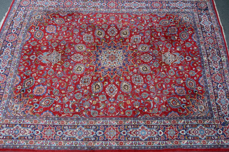 Een Perzisch wollen tapijt. Handgeknoopt.