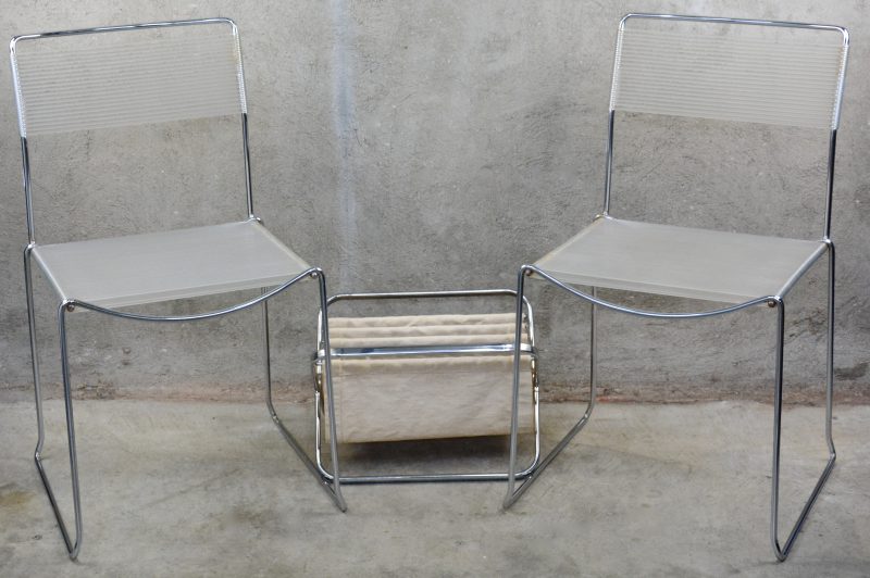 Twee chromen spaghettistoelen naar ontwerp van Giandomenico Belotti. Met bijpassend magazinerekje.