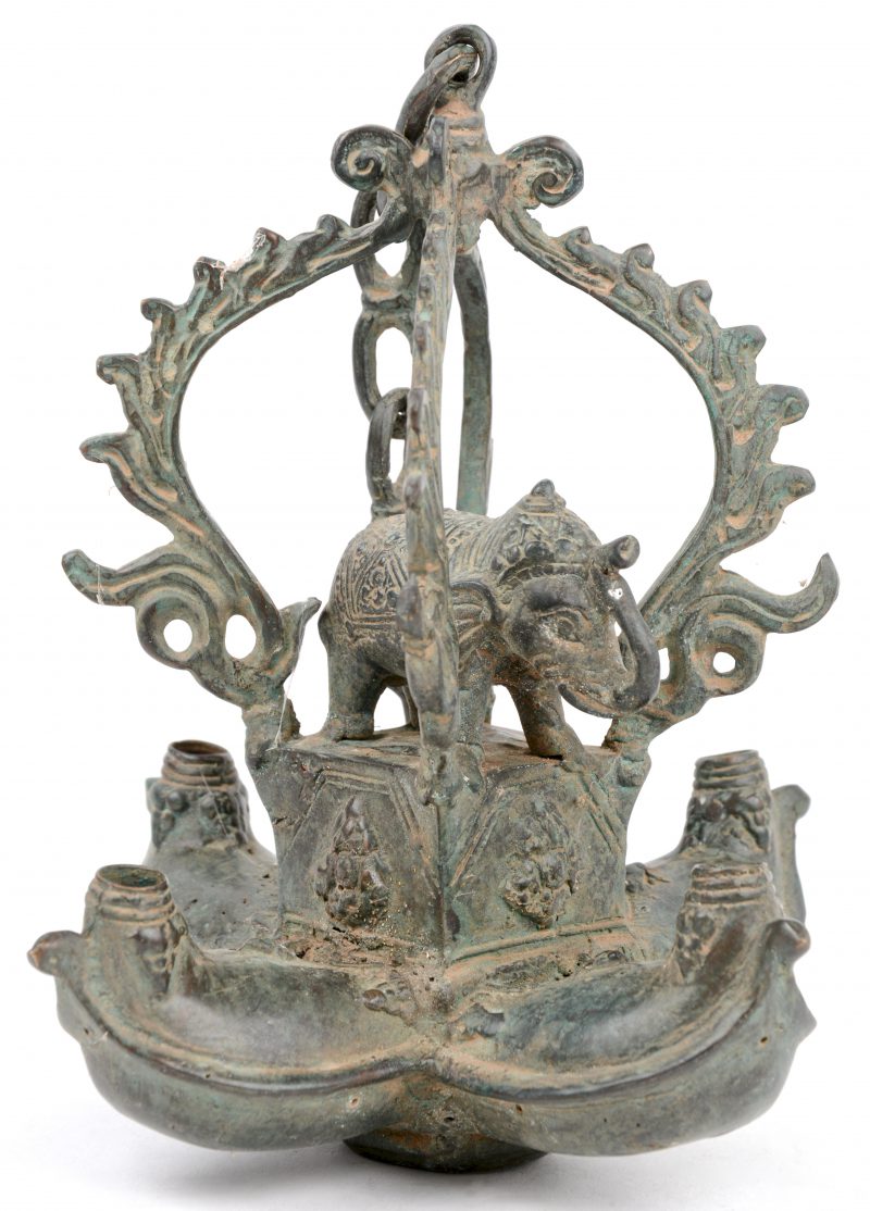 Een Indisch olielampje van brons, getooid met een olifant.