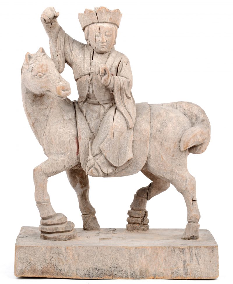 “Koning te paard”. Een houten beeldje.
