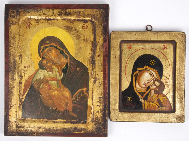 Twee iconen met beeltenissen van e Moeder Gods van Vladimir en van Kazan.
