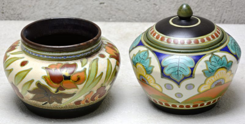 Een tabakspot en een vaas van meerkleurig Gouds plateel met respectievelijke decors ‘Arras’ & ‘Atrium’. Jaren ‘20. Onderaan gemerkt.
