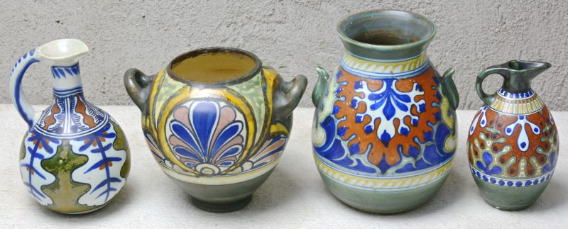 Een vaas, twee kruikjes en een tabakspot (zonder deksel) van meerkleurig Gouds plateel. Onderaan gemerkt ‘Rhodian’, ‘Persian’ & ‘Damascus’. Begin XXe eeuw.