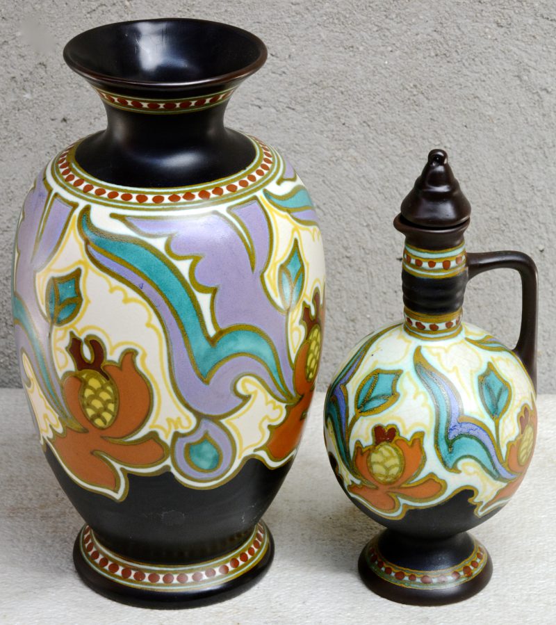 Een bolle kruik en een vaas van Gouds plateel met meerkleurig decor ‘Rolinde’. Onderaan gemerkt. Jaarteken 1929.