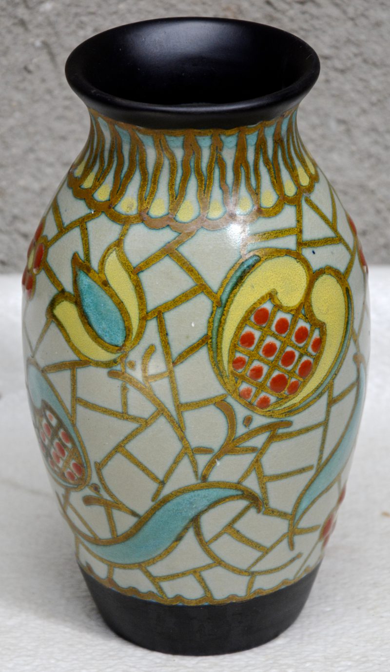 Een vaas van meerkleurig Gouds plateel, versierd met gestileerd bloemendecor ‘Mary’. Onderaan gemerkt.