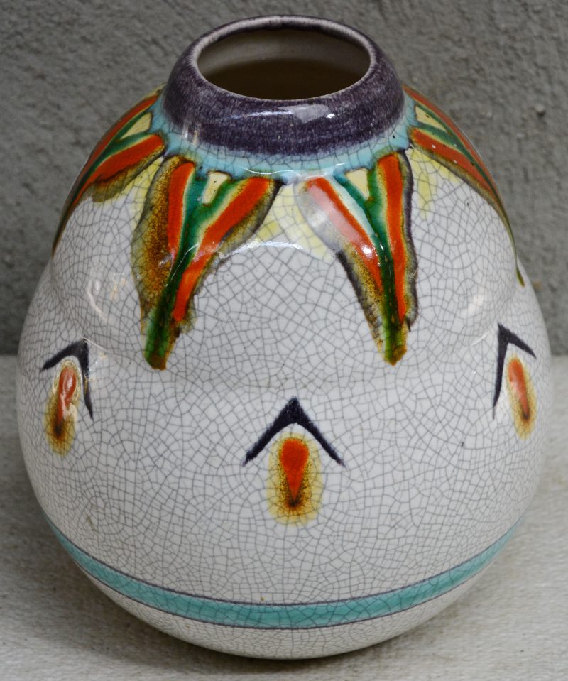Een vaas van meerkleurig aardewerk met meerkleurige motieven. Onderaan gemerkt. Jaren ‘60.